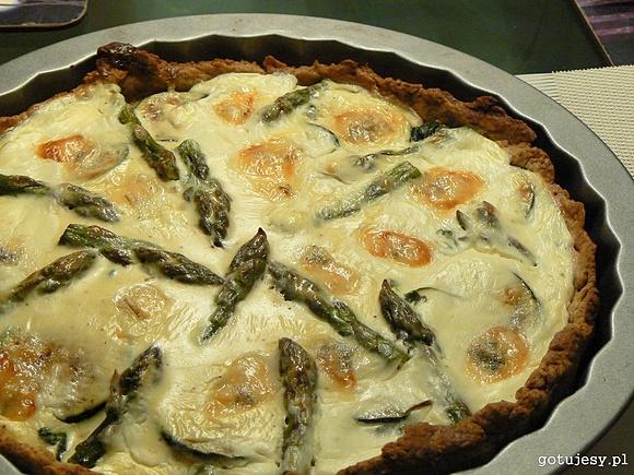 Tarta ze szparagami szpinakiem i cukinią