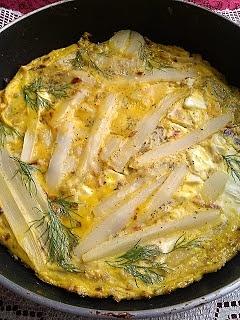 Omlet ze szparagami i młodymi ziemniakami