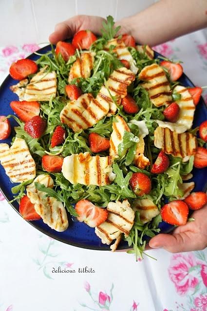 Sałatka z serem halloumi i truskawkami