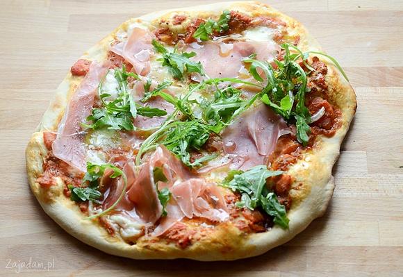 Pizza z szynką parmeńską i rukolą