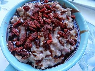 Owsianka truskawka mięta banan z syropem daktylowym i jagodami goji