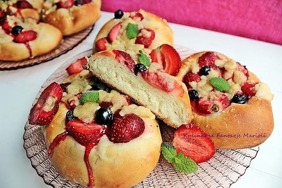 Drożdżówki z truskawkami i kruszonką