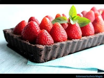 Czekoladowa tarta z truskawkami