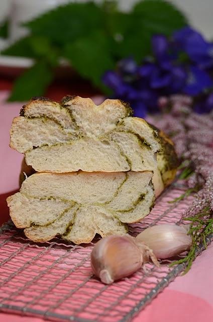 Bułki z pokrzywowym pesto