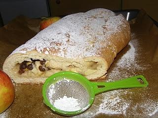 Jabłka z rodzynkami w cieście drożdżowym