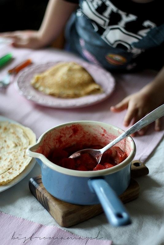 Naleśniki z kaszą jaglaną i sosem rabarbarowo-truskawkowym