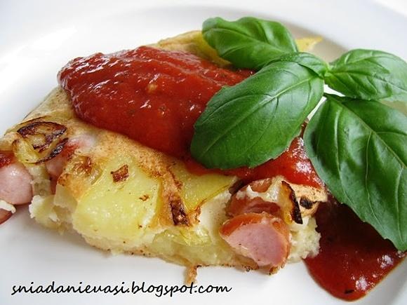 Ziemniaczana frittata na śniadanie z pomidorami i jajkiem