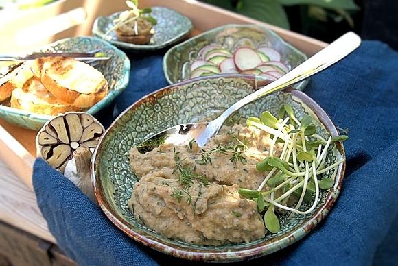 Weekendowe śniadanie - śródziemnomorska pasta bakłażanowa