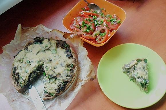 Tarta z wegańskim sosem, pieczarkami i kiełkami mung