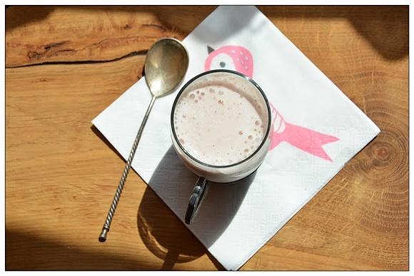 Smoothie z mrożonych bananów i truskawek