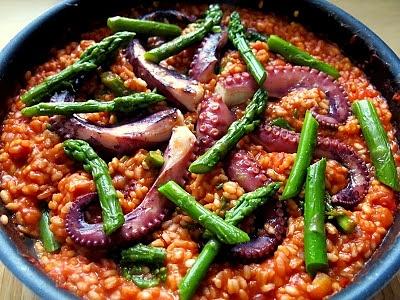 Ośmiornica z ryżem, szparagami, rukolą i pesto pietruszkowym
