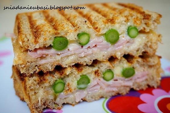 Tosty a’la panini ze szparagami