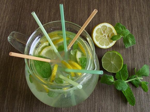 Cytrynowa lemoniada z limonką i miętą