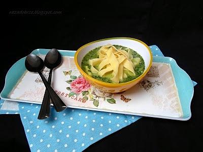 Wiosenna zielona zupa ze szpinakiem i makaronem