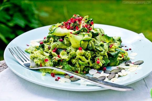 Cukiniowe wstążki z pietruszkowym pesto
