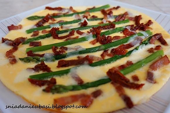 Omlet z zielonymi szparagami i suszonymi pomidorami