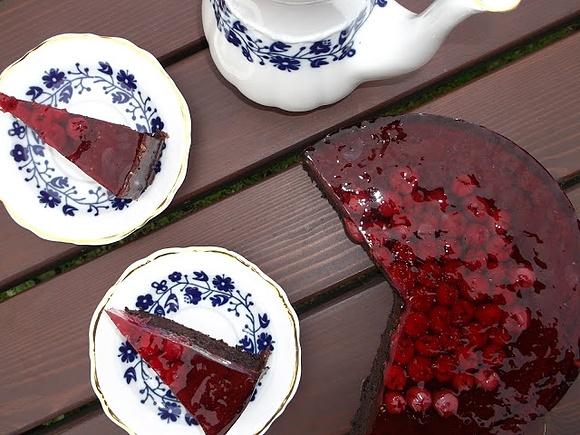 Brownie z wiśniami i galaretką - czekoladowe ciasto na lato