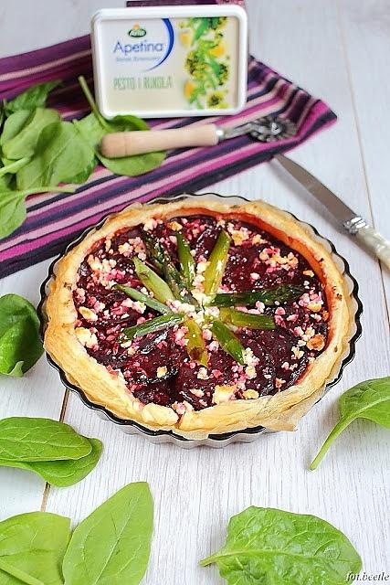 Tarta z młodymi buraczkami, serkiem i szparagami