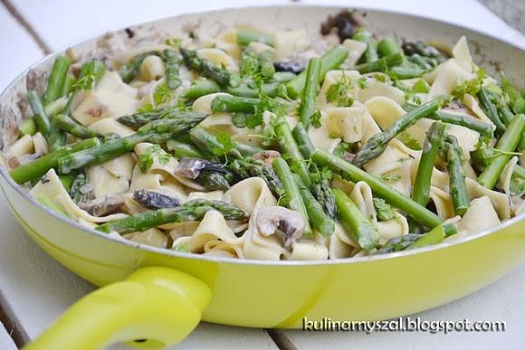 Tagliatelle z zielonymi szparagami