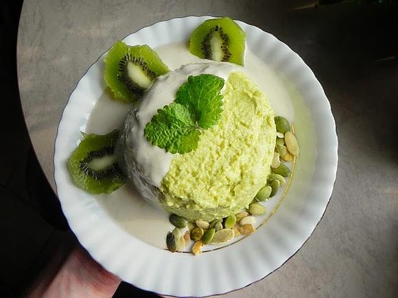 Kokosowy pudding z groszku z sosem tahini, kiwi i pestkami dyni