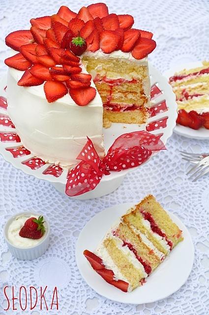 Tort jogurtowy z truskawkami