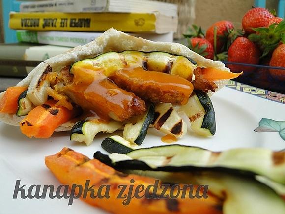 Pita z grillowanymi warzywami i schabem