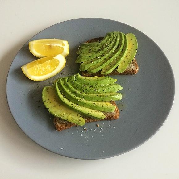 Tost żytni z avocado