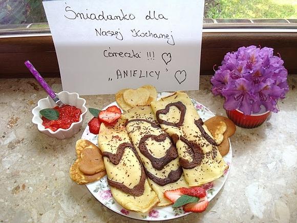 Orkiszowe naleśniki z twarogiem i truskawkowym sosem na śniadanie