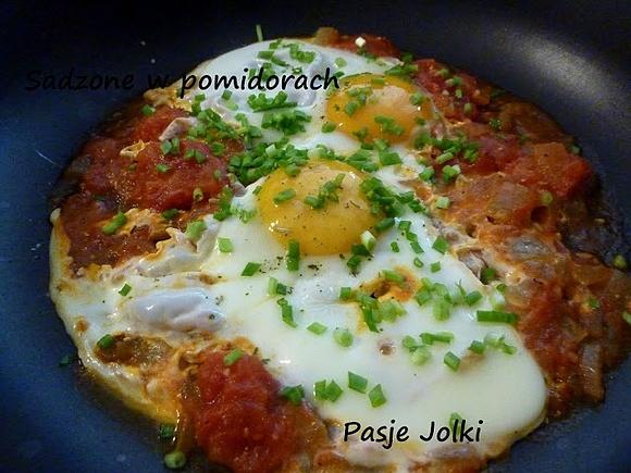 Sadzone jajka w pomidorowym sosie