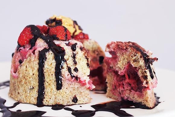 Żytni mugcake z truskawkami