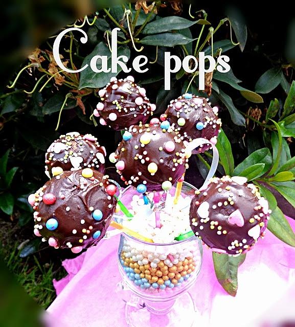Cake pops - słodkie ciasteczka na patyku dla dzieci i dorosłych