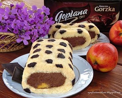 Rolada w kropeczki z musem czekoladowym i nektarynką