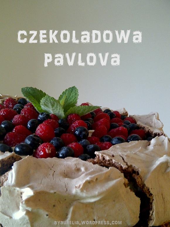 Czekoladowa Pavlova z kremem śmietankowym i owocami