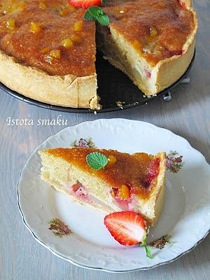 Tarta migdałowa na kruchym spodzie z truskawkami i gruszką