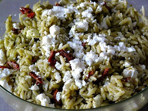 Ulubiona imprezowa sałatka z orzo i pesto