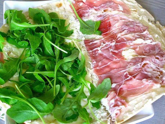 Włoska kanapka z rukolą i szynką parmeńską
