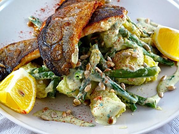 Filet z pstrąga na sałatce z ziemniaków i fasoli szparagowej z jogurtem pesto