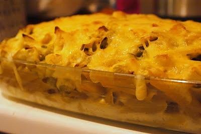Zapiekanka makaronowa z porem, selerem naciowym i udkami kurczaka w sosie śmietanowym