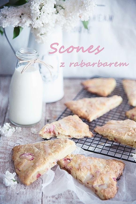 Scones z rabarbarem