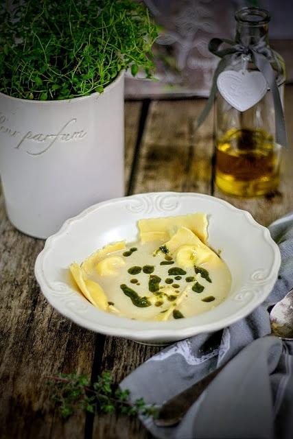 Krem z białych szparagów z tortellini i kozim serem