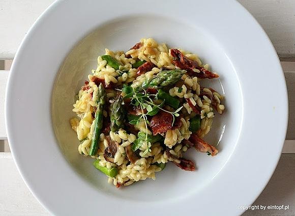 Risotto ze szparagami, suszonymi pomidorami, grzybami i szynką parmeńską