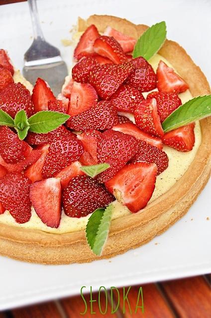 Migdałowa tarta z budyniem i truskawkami