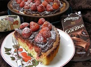 Krupczatka tarta z truskawkami i czekoladą gorzką Goplana