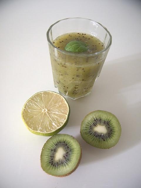 Zielone smoothie z kiwi, limonką i pomarańczą