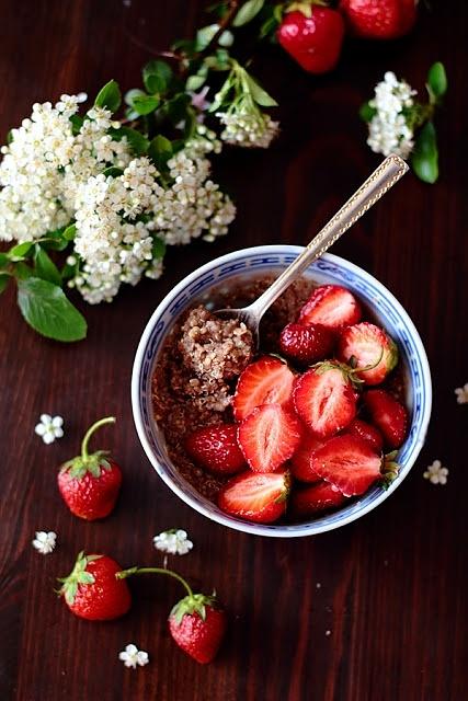 Ekologiczne płatki quinoa z truskawkami