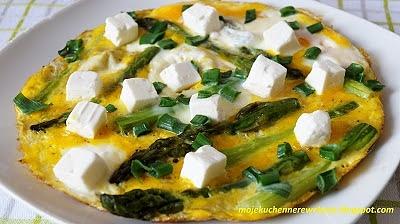 Omlet ze szparagami i fetą