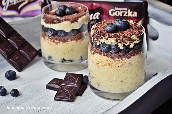 Jaglany pudding z czekoladą i borówkami