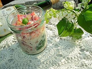 Sałatka z jogurtem greckim, oliwkami, serem i pomidorem
