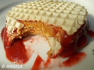 Wafelki z masłem orzechowym i musem truskawkowym