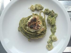 Zielone gniazdko spaghetti z cukinią, krewetkami i pesto